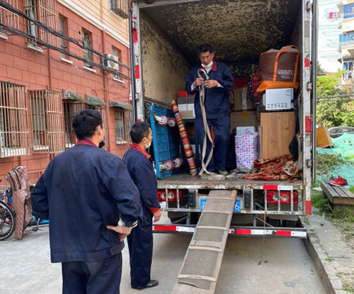 静安高楼层居民搬场